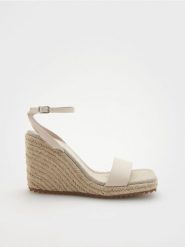 Sandały na koturnie - złamana biel. Sandały Reserved, bez wzorów, ze skóry, bez obcasa, na koturnie, bez zapięcia. W wyprzedaży za 45.99 zł.