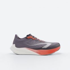 Buty do biegania damskie Kiprun KD900 light. Brązowe buty do biegania KIPRUN, bez wzorów, z kauczuku, bez zapięcia, do biegania. Za 449.99 zł.