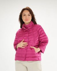Krótka kurtka z wzorzystą podszewką. Czerwone kurtki Unisono, s, bez wzorów, bez kaptura. Za 379.00 zł.