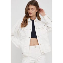 Tommy Hilfiger kurtka jeansowa damska kolor beżowy przejściowa oversize. Brązowe kurtki Tommy Hilfiger, bez wzorów, z jeansu, bez kaptura. Za 799.99 zł.