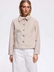 Krótka kurtka z kołnierzem - kremowy. Białe kurtki Reserved, l, bez wzorów, z tkaniny, bez kaptura. Za 159.99 zł.
