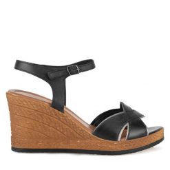 Sandały Lasocki. Czarne sandały Lasocki, bez wzorów, bez obcasa, na koturnie, bez zapięcia. Za 125.99 zł.