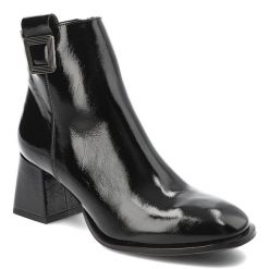 Czarne Botki Armodo Stylowe Lakierowane Obuwie Damskie. Czarne botki Armodo, bez wzorów, z lakierowanej skóry, eleganckie, bez obcasa, bez zapięcia. Za 359.00 zł.