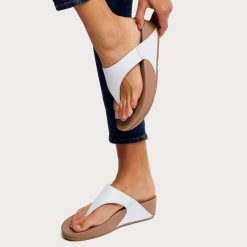 Sandały FitFlop Lulu białe. Białe sandały Flip Flop, bez wzorów, ze skóry, bez obcasa, bez zapięcia. Za 444.00 zł.