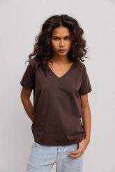 T shirt z dekoltem w kształcie V w kolorze BROWN- V NECK. Brązowe t-shirty Marsala, m, bez wzorów, z bawełny, eleganckie, bez kołnierzyka, bez ramiączek. Za 79.90 zł.
