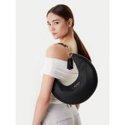 Torebka Guess. Czarne torebki klasyczne Guess, z aplikacjami, klasyczne, bez dodatków. Za 350.99 zł.