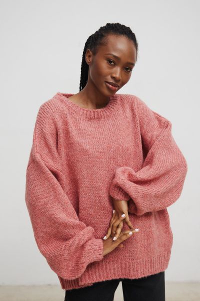 Sweter oversize z bufiastymi rękawami w kolorze BRICK ORANGE - RIVERO-UNI. Pomarańczowe swetry Marsala, na lato, bez wzorów, z wełny, bez ramiączek. Za 249.90 zł.