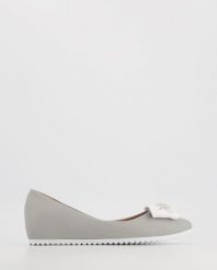 BALERINY Z KOKARDĄ 1501027 GREY-WHI. Szare baleriny Venezia, bez wzorów, ze skóry, bez obcasa, bez zapięcia. Za 299.00 zł.