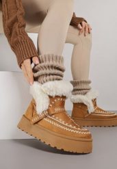 Jasnobrązowe Śniegowce na Grubej Podeszwie Ozdobione Haftowanym Motywem i Futerkiem Caretusa. Śniegowce Born2be, bez wzorów, z jeansu, bez zapięcia. Za 109.99 zł.