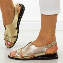 Złote skórzane sandały damskie na koturnie Filippo Ds4470/26. Żółte sandały Filippo, bez wzorów, z jeansu, eleganckie, bez obcasa, na koturnie, bez zapięcia. Za 219.00 zł.