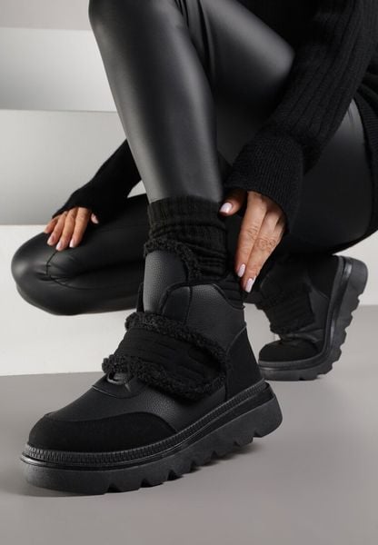 Czarne Śniegowce Ozdobione Futerkiem i Przeszyciami Newelara. Czarne śniegowce Renee, bez wzorów, z jeansu, bez zapięcia. Za 129.99 zł.