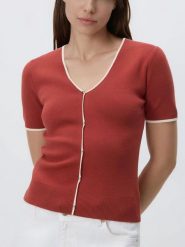 Sweter z kontrastową lamówką - intenstywna czerwień. Czerwone swetry Reserved, l, bez wzorów, z bawełny, bez ramiączek. Za 99.99 zł.