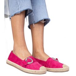 Różowe espadryle zdobione cyrkoniami. Czerwone espadryle z aplikacjami, ze skóry, eleganckie, z okrągłym noskiem, bez obcasa, na platformie. Za 78.89 zł.
