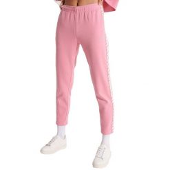 Spodnie turystyczne damskie Superdry Code Tape dresowe. Czerwone spodnie dresowe Superdry, bez wzorów, z bawełny, trekkingowe. Za 264.00 zł.