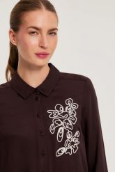 Wiskozowa koszula z aplikacją brązowa. Brązowe koszule MOODO, l, z aplikacjami, z wiskozy, bez kołnierzyka, bez ramiączek. Za 139.99 zł.