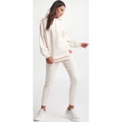 Spodnie dresowe ARMANI EXCHANGE. Spodnie dresowe Armani Exchange, bez wzorów, z dresówki. W wyprzedaży za 264.47 zł.