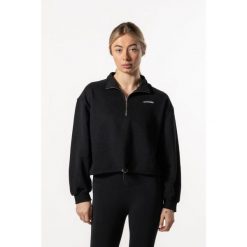 Damska krótka bluza z krótkim zamkiem i opuszczonym ramieniem – czarny. Czarne bluzy AESTHETIC WOLF, uniwersalny, bez wzorów, z bawełny, bez kaptura, na fitness i siłownię. Za 259.99 zł.