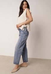 Niebieskie Bawełniane Jeansy Mom Fit o Klasycznym Kroju z Wysokim Stanem Esersia. Niebieskie spodnie materiałowe Born2be, bez wzorów, z bawełny, biznesowe, z podwyższonym stanem, długie. Za 99.99 zł.