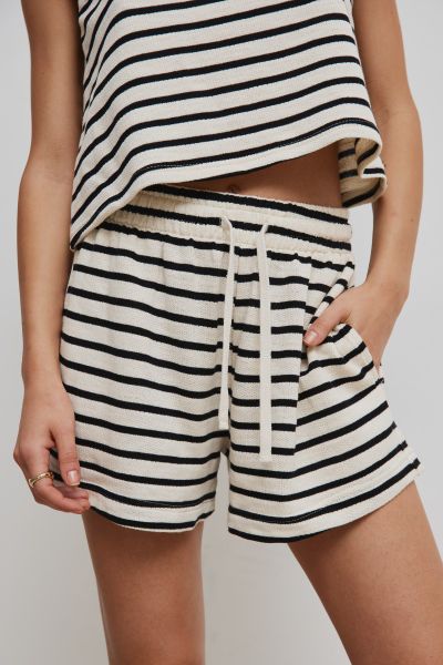 Krótkie szorty z dzianiny w paski BLACK & BEIGE - UNION-L/XL. Brązowe szorty Marsala, bez wzorów, z bawełny. W wyprzedaży za 39.98 zł.