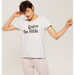 T-shirt piżamowy z napisem - Jasny szar. Piżamy marki House. W wyprzedaży za 15.99 zł.