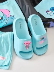 Klapki na grubej podeszwie Stitch - zielony. Zielone klapki Sinsay, bez wzorów, bez obcasa, bez zapięcia. Za 39.99 zł.