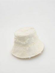 Kapelusz bucket - kremowy. Białe kapelusze Reserved, bez wzorów. Za 69.99 zł.