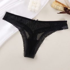 Koronkowe figi z wycięciami elegancki styl codzienny i okazjonalny Hilal. Czerwone figi Intica, bez wzorów, z koronki. Za 69.00 zł.