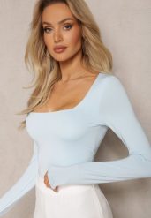 Jasnoniebieska Bluzka Seliusei. Niebieskie bluzki Renee, l, bez wzorów, z dzianiny, klasyczne, bez kołnierzyka, bez ramiączek. W wyprzedaży za 63.99 zł.
