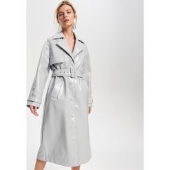 Płaszcz z imitacji skóry lakierowanej - Jasny szar. Płaszcze marki Reserved. Za 299.99 zł.