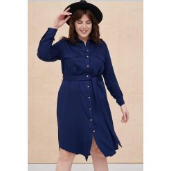 Sukienka Estiva Plus Size Granatowy. Niebieskie sukienki blue shadow, plus size, z aplikacjami, z tkaniny, bez kołnierzyka, plus size, bez ramiączek, maxi, koszulowe. W wyprzedaży za 174.95 zł.