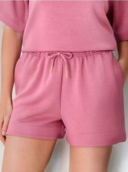 Szorty dresowe z wiązaniem - fioletowy. Fioletowe szorty sportowe Sinsay, bez wzorów, z dresówki. Za 39.99 zł.