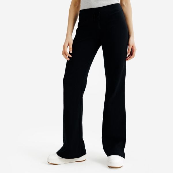 Rozszerzane legginsy damskie Elementals. Czarne legginsy Decathlon, bez wzorów, z bawełny, eleganckie. Za 89.99 zł.
