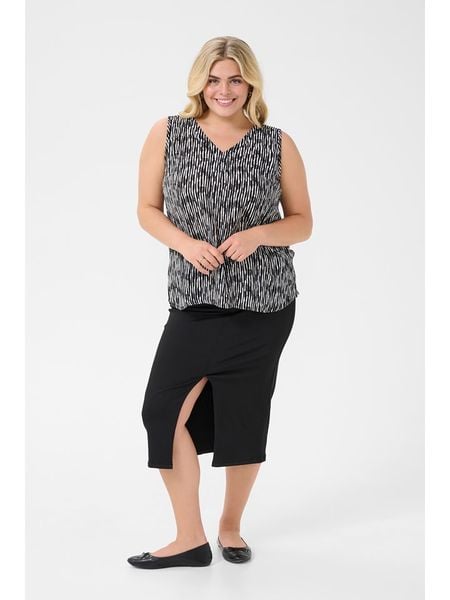 KAFFE curve Top w kolorze czarnym rozmiar: 52. Czarne topy KAFFE curve, bez wzorów, z wiskozy, bez kołnierzyka, bez ramiączek. Za 64.95 zł.