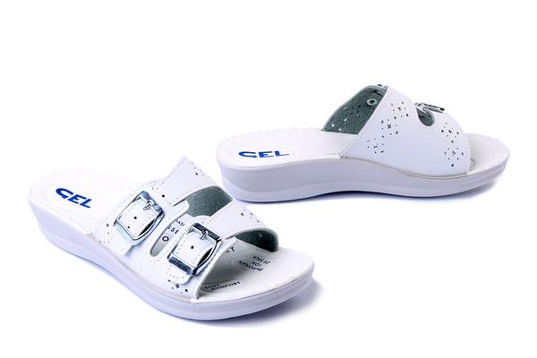 INBLU VR-6B biały, klapki damskie. Białe klapki Inblu, bez wzorów, bez obcasa, bez zapięcia. Za 68.99 zł.