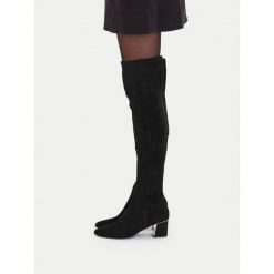 Muszkieterki Lasocki. Czarne kozaki Lasocki, bez wzorów, bez obcasa, na słupku, bez zapięcia. Za 299.99 zł.