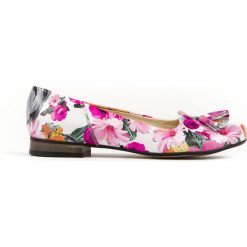 Eleganckie baleriny z chwostem - skóra naturalna - model 009 - kolor różowe kwiaty (41). Czerwone baleriny Zapato, bez wzorów, z materiału, biznesowe, z okrągłym noskiem, bez obcasa, na obcasie, bez zapięcia. W wyprzedaży za 223.30 zł.