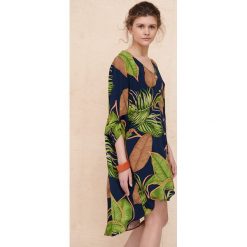 Sukienka Banana BS Leaves. Sukienki blue shadow, na co dzień, bez wzorów, z tkaniny, wakacyjne, z asymetrycznym kołnierzem, bez ramiączek, mini, asymetryczne. W wyprzedaży za 184.95 zł.