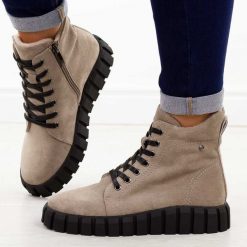 Khaki zamszowe botki damskie na traperze Potocki 19316. Brązowe botki POTOCKI, bez wzorów, z jeansu, eleganckie, z okrągłym noskiem, bez obcasa, bez zapięcia. Za 229.00 zł.