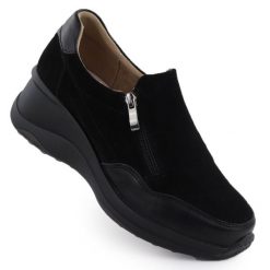 Skórzane półbuty sneakersy damskie na koturnie czarne Filippo DP6473. Czarne półbuty wsuwane Filippo, bez wzorów, ze skóry, sportowe, bez obcasa, na koturnie. Za 173.99 zł.