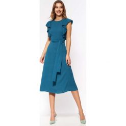 Sukienka midi z paskiem - Lazurowa. Niebieskie sukienki Nife, l, bez wzorów, z elastanu, bez kołnierzyka, bez ramiączek, midi, rozkloszowane. Za 248.90 zł.