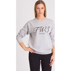 SZARA BLUZA TWINSET Z NADRUKIEM. Szare bluzy Twinset, l, z aplikacjami, z syntetyku, klasyczne, bez ramiączek, bez kaptura. Za 269.50 zł.