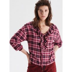 Bluzka z falbaną przy dekolcie - Różowy. Czerwone bluzki marki Cropp. Za 69.99 zł.