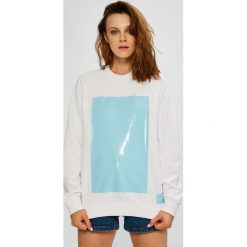 Calvin Klein Jeans - Bluza. Białe bluzy Calvin Klein Jeans, l, bez wzorów, z bawełny, bez ramiączek, bez kaptura. W wyprzedaży za 299.90 zł.