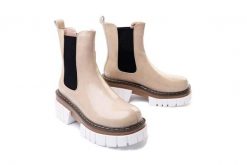 ARTIKER RELAKS 49C0342 beżowy, botki/sztyblety damskie. Brązowe botki Artiker Relaks, bez wzorów, ze skóry, bez obcasa, na obcasie, bez zapięcia. Za 159.95 zł.