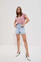 Szorty jeansowe typu bermudy. Niebieskie szorty MOODO, bez wzorów, z bawełny. W wyprzedaży za 39.99 zł.