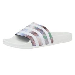 Klapki basenowe damskie Adidas Adilette. Białe klapki adidas, bez wzorów, sportowe, bez obcasa, bez zapięcia. W wyprzedaży za 88.49 zł.