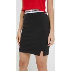 Tommy Jeans spódnica kolor czarny mini prosta. Czarne spódnice Tommy Jeans, na co dzień, l, bez wzorów, z bawełny, mini, proste. W wyprzedaży za 239.99 zł.