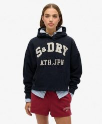 Bluza z kapturem Ath Ess Appliq Relaxed. Niebieskie bluzy Superdry, z aplikacjami, z bawełny, bez ramiączek, z kapturem. Za 291.30 zł.