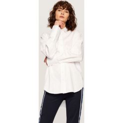 Biała koszula oversize - Biały. Białe koszule Reserved, bez wzorów, bez kołnierzyka, bez ramiączek. Za 89.99 zł.
