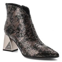 Botki damskie S. Barski, na słupku skórzane z ozdobną cholewką z noskiem w szpic i na zamek, czarne, CR52-679. Czarne botki S.BARSKI, bez wzorów, ze skóry, eleganckie, bez obcasa, na obcasie, bez zapięcia. Za 309.00 zł.